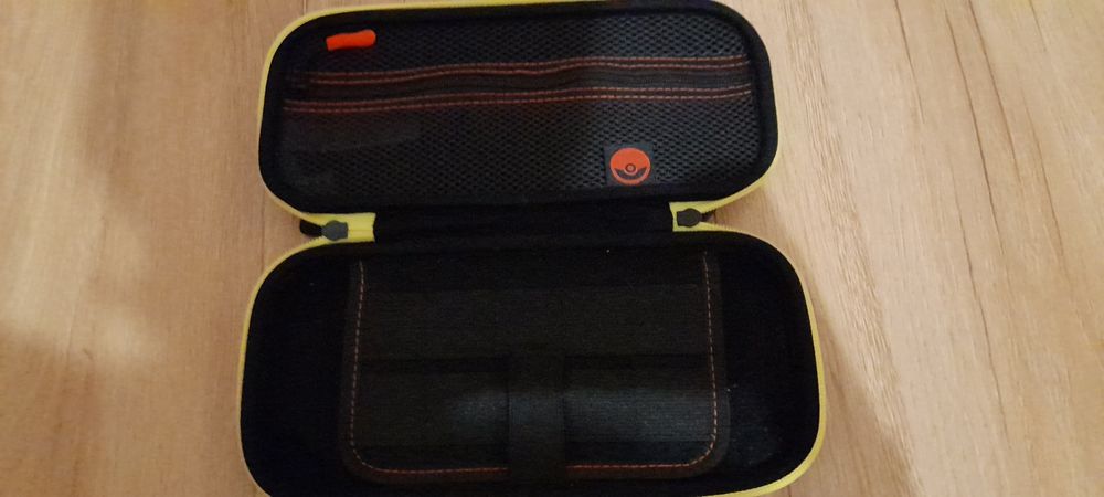 Etui w Pikachu stan nienaruszony