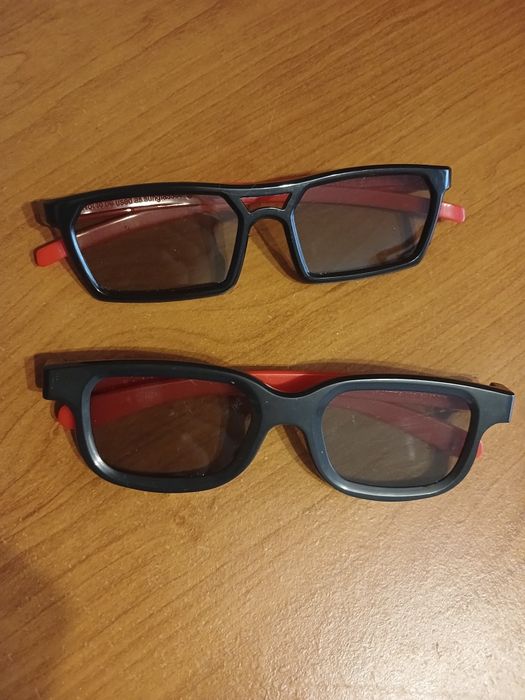 Окуляри в кінотеатр для 3D фільмів.