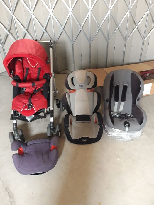 Carinho de bebê, duas cadeiras e assento