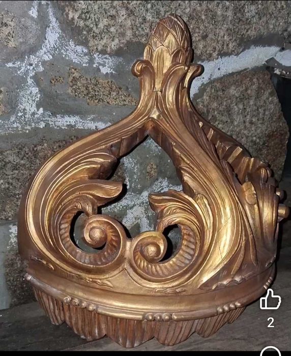 Coroa dourada talhada em madeira