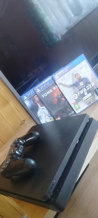 Konsola PS4 slim