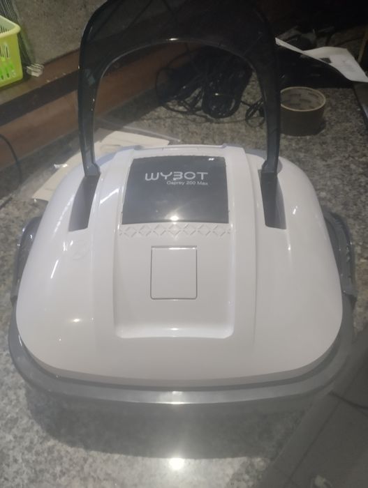 Robot do basenu czyszczacy