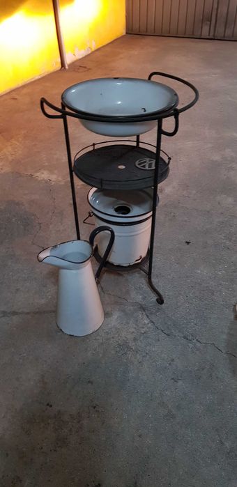 Lavatório antigo em esmalte branco com jarro de agua