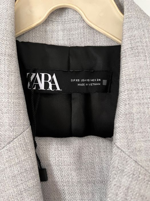 Taliowana jasno szara marynarka damska z poduszkami ZARA r. XS