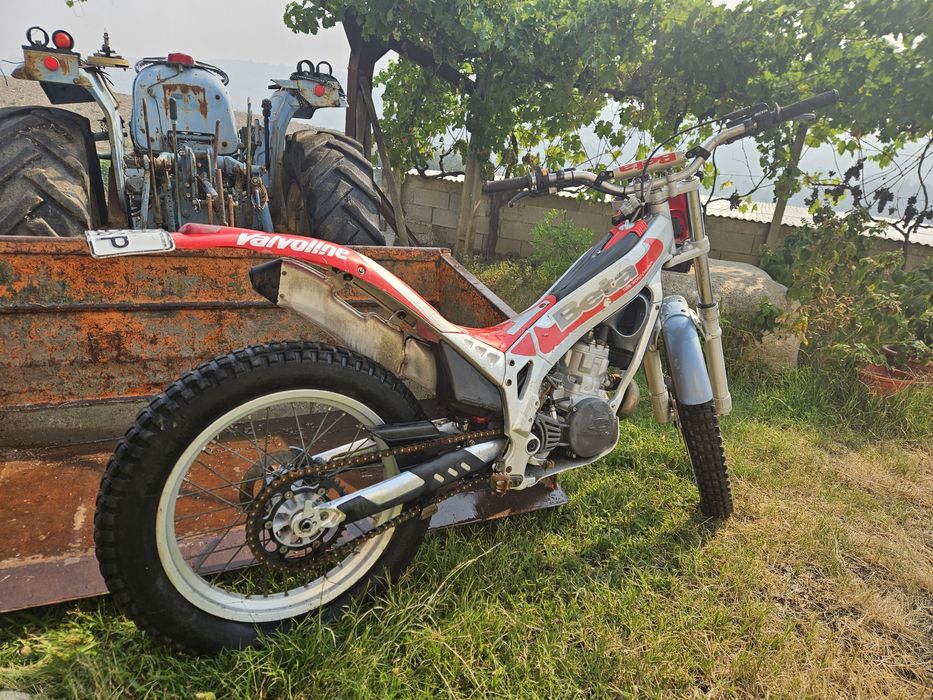 Mota Beta de Trial. Motor menos de 100km,  estrutura em muito bom estado. Dado estar parada à 10 anos precisa de pneus, descolar a embraiagem.
