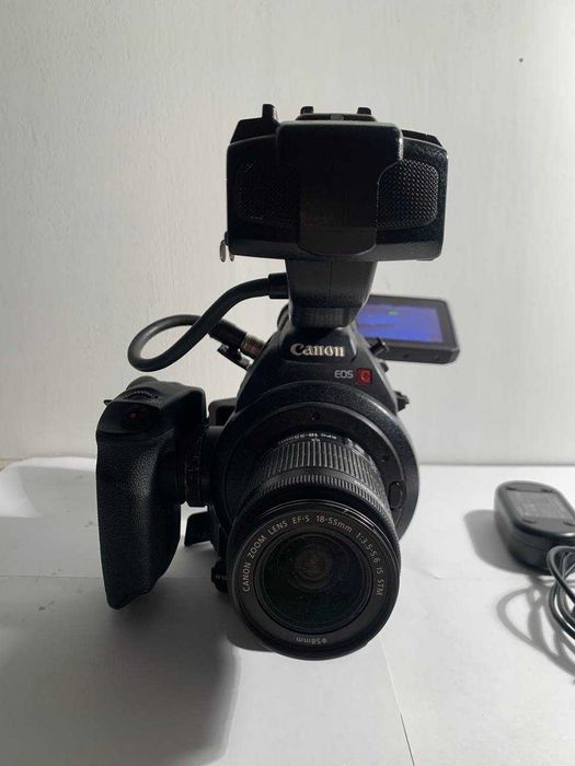 Кінокамера Canon EOS C100 Dual Pixel AF + об'єктив 18-55mm IS II | 520 годин, Студійна
