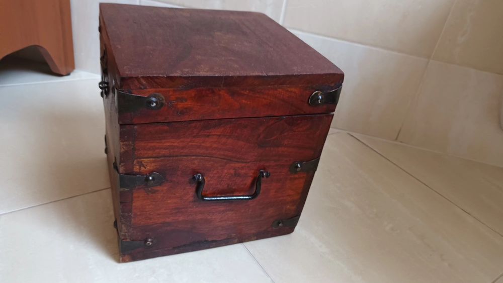 Kolonialna skrzynka na drobiazgi