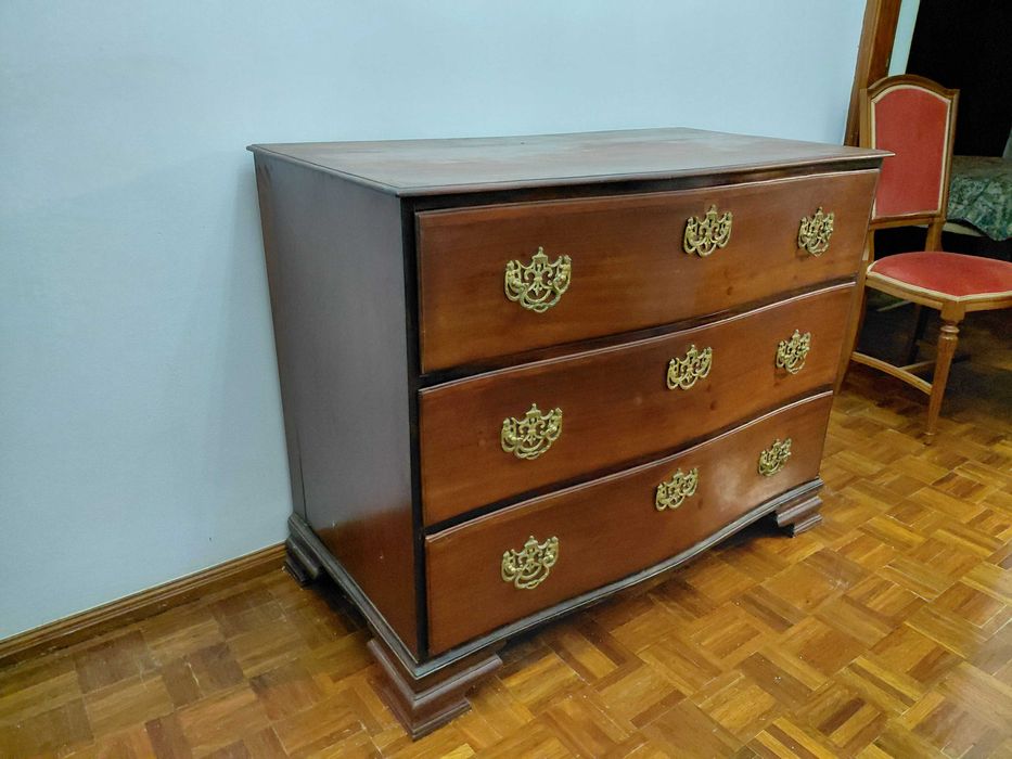 Cómoda antiga em madeira