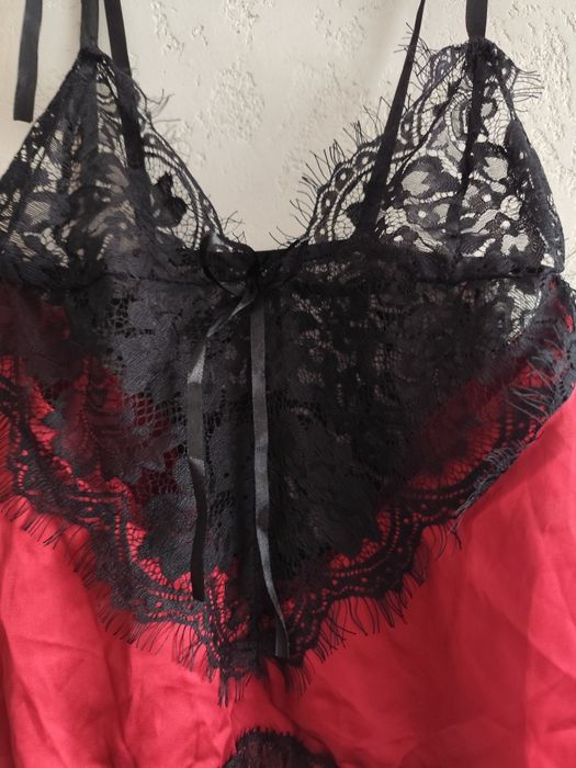 Top do spania z koronką na wiązane ramiączka rozm 38B.