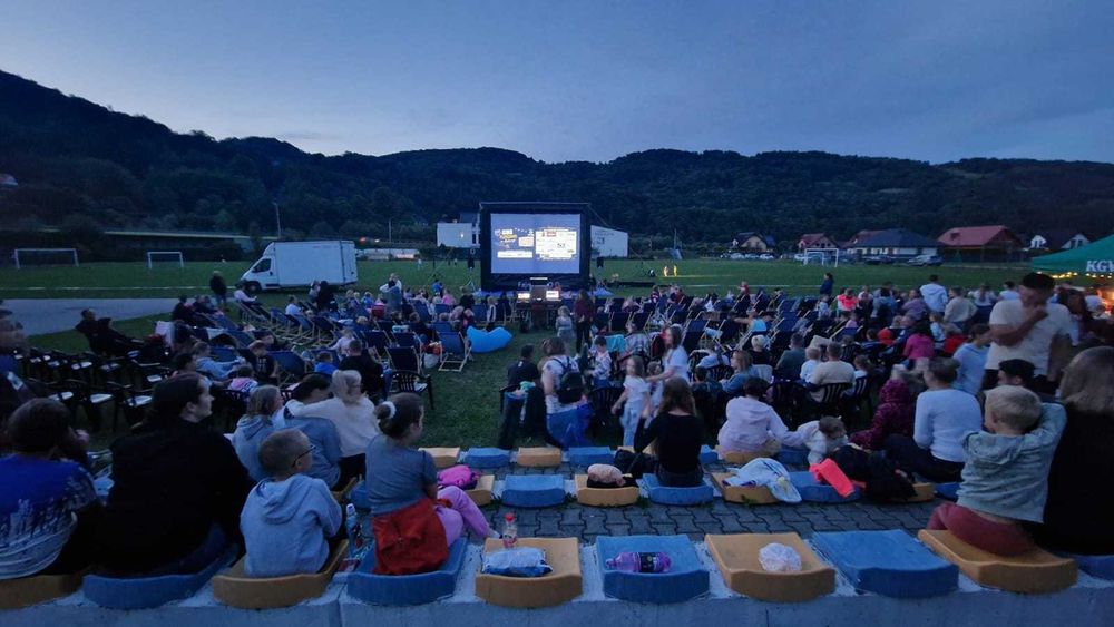 Kino plenerowe , Kino letnie  + 100 leżaków - atrakcje na lato / imprezy plenerowe