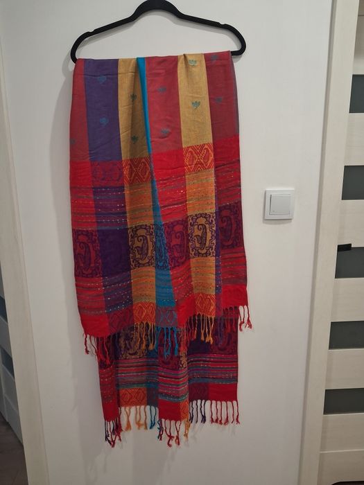 *Wielobarwny szal damski.