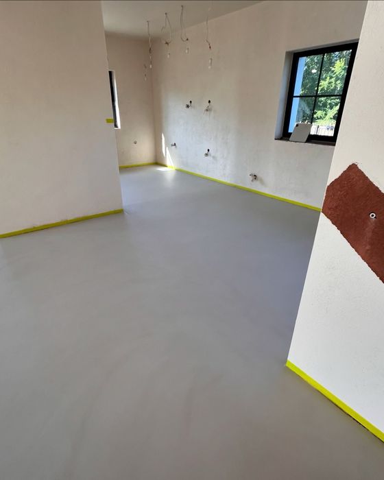 Mikrocement, posadzki z mikrocementu, poliuretan, epoksyd.