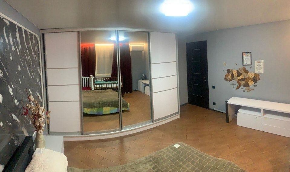 Добротный дом в центре села