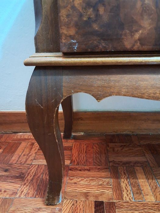 Vitrine  de madeira com estofo creme