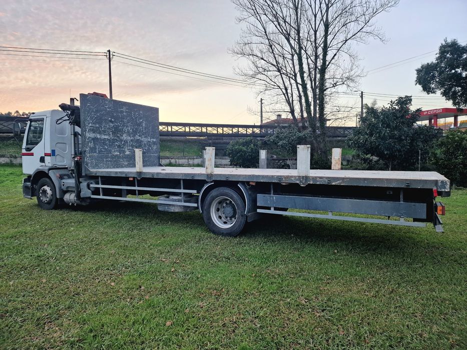 Camião  estrado e grua