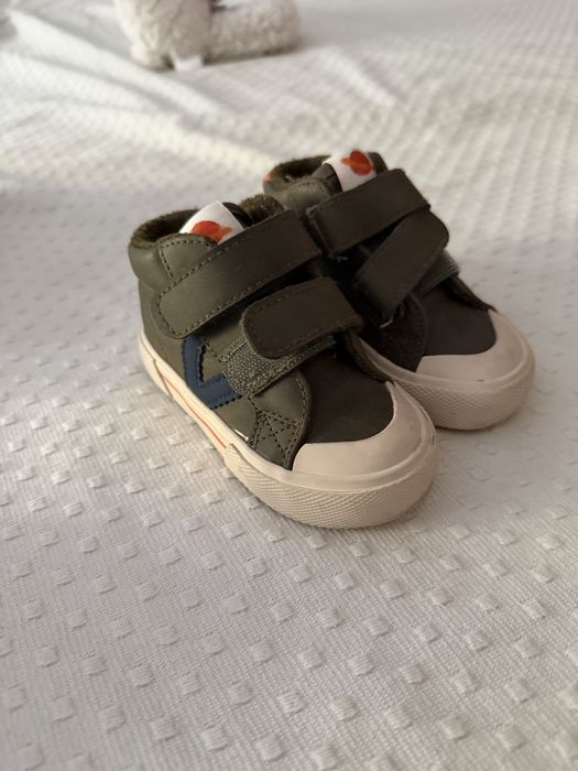 Sapatilhas adidas e vitoria