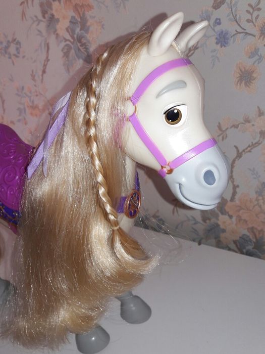 Лошадь, конь Максимус из мультфильма Рапунцель.