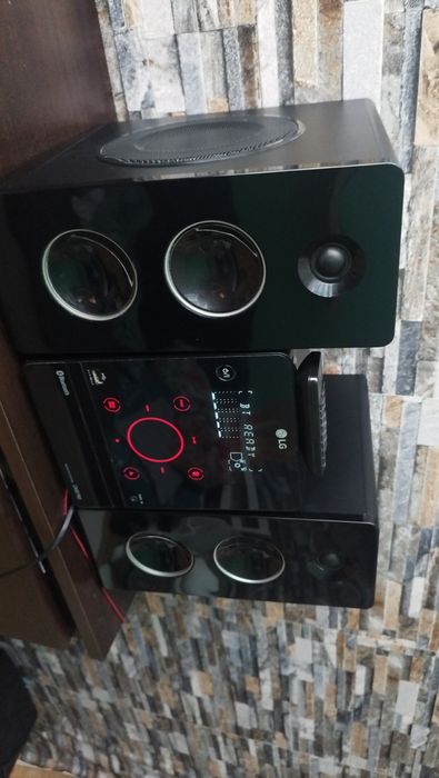 Sprzedam wieże LG FA162