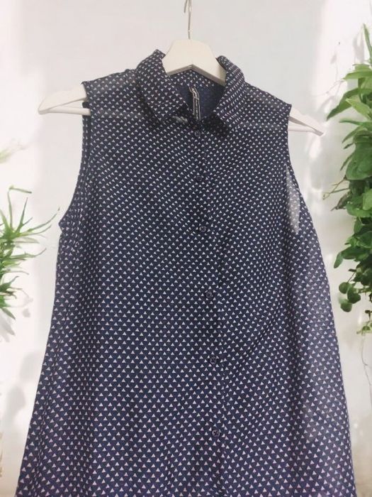 Granatowa bluzka bez rękawów w groszki kołnierzyk biurowa smart casual