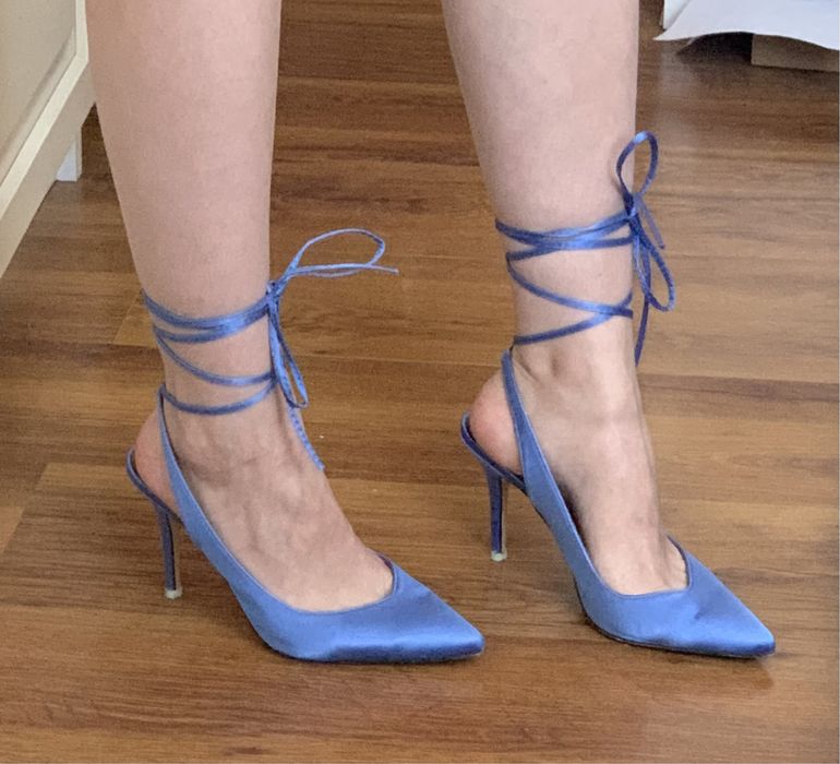 Szpilki na obcasie bez pięty z wyciętą piętą niebieskie satynowe 38