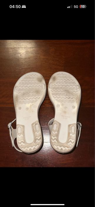 Sandálias brancas criancas