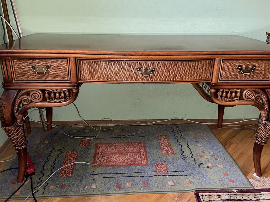 Кабинетный письменный стол из натурального ротанга
