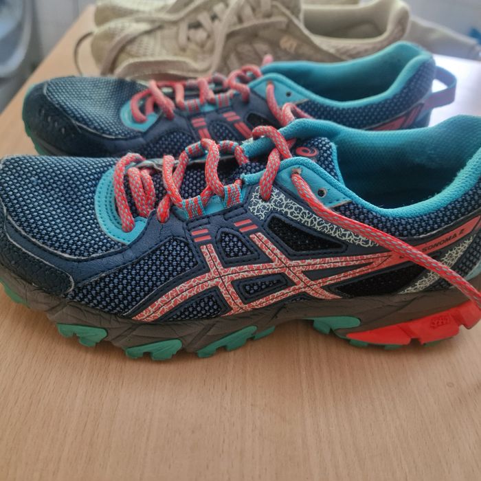 2 pares de ténis Asics usados