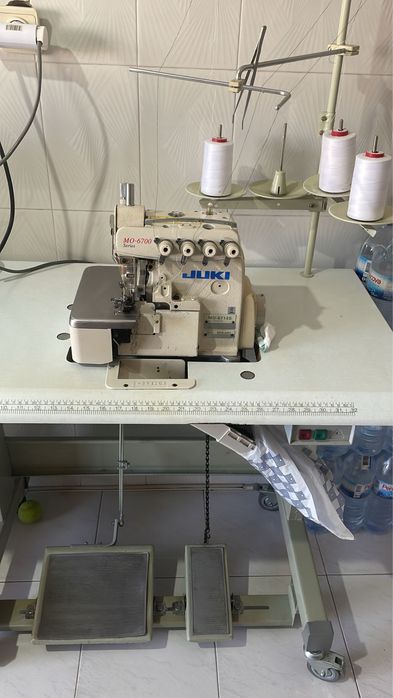 Maquina de corte e cose Juki