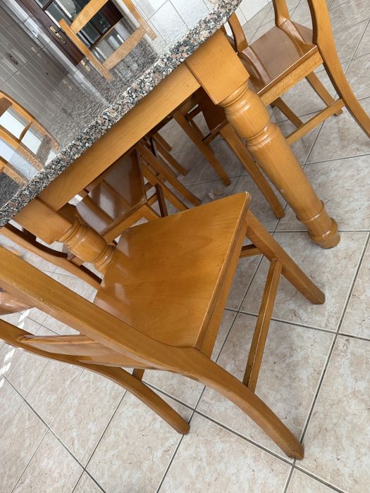 Mesa em pedra e 6 cadeiras
