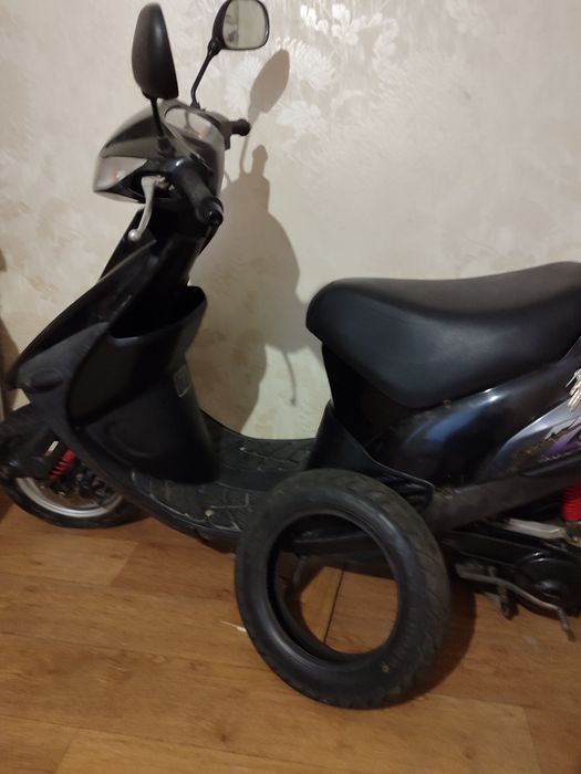 Мопед находу в отличном состоянии.Акумулятор и доп.скат новые..