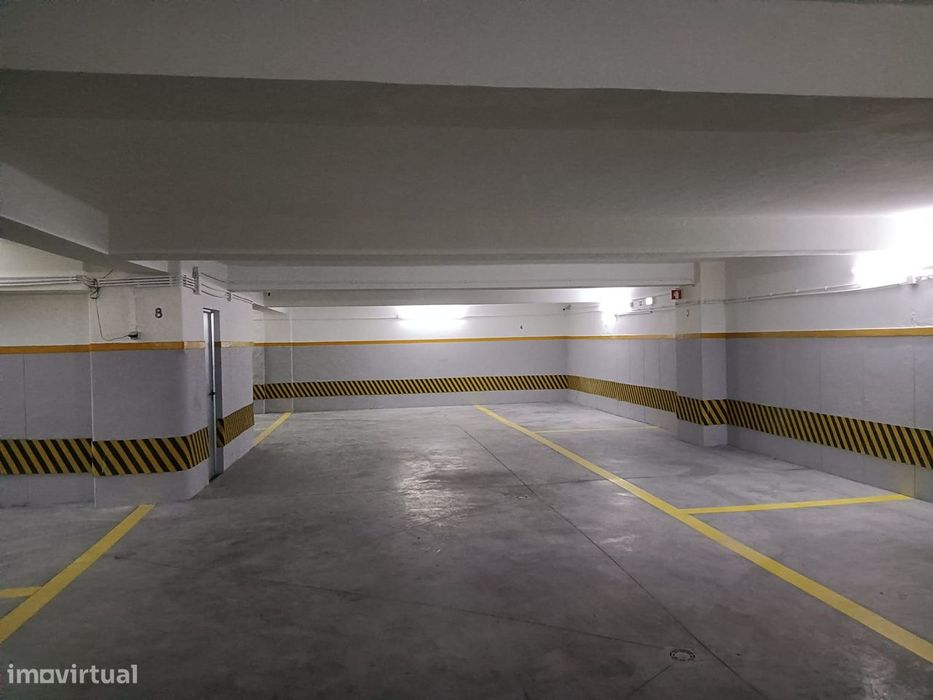 Garagem com 435 m² para 20 viaturas – Rua Duque de Palmela, Lisboa