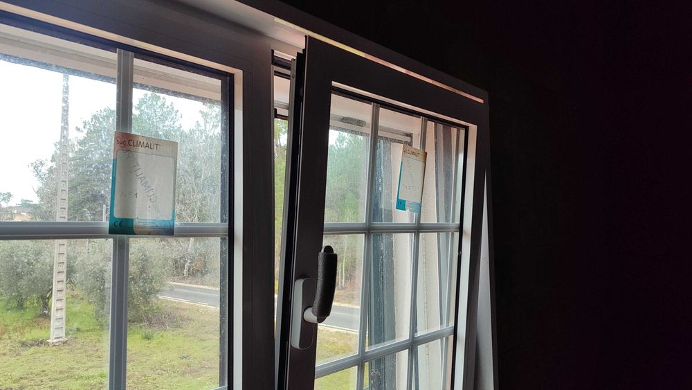 Janelas em alumínio lacado, com vidro duplo e oscilobatente