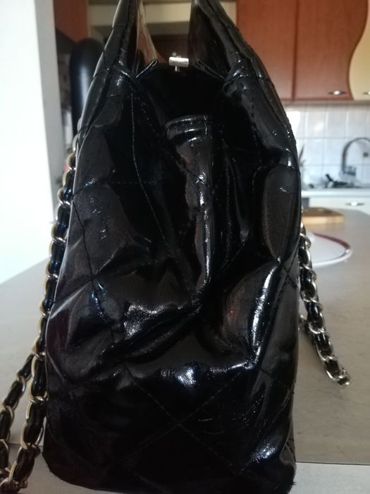 Duża czarna lakierowana torebka
