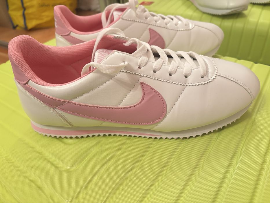 Нові жіночі кросівки!