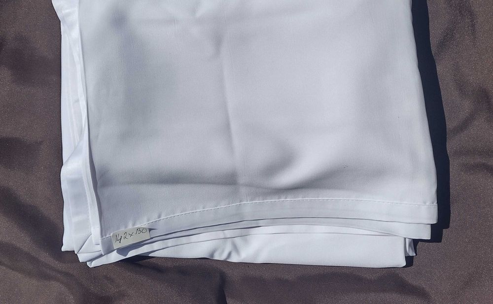 Obrusy białe i jeden brązowy w różnych wymiarach. Przeczytaj opis