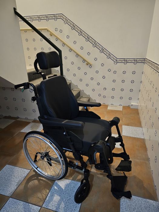 Cadeira Rodas articulada com apoio para cabeça  e pernas