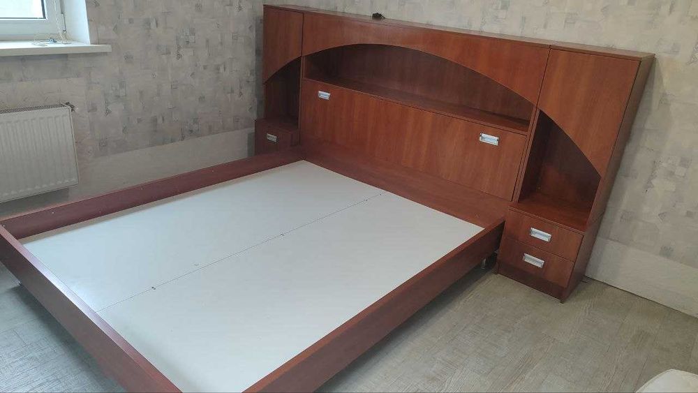 Двоспальне ліжко з тумбами