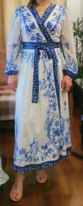 Біла  сукня з блакитним гарним принтом