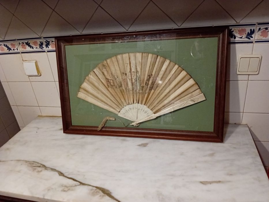 Leque Antigo Emoldurado em Quadro