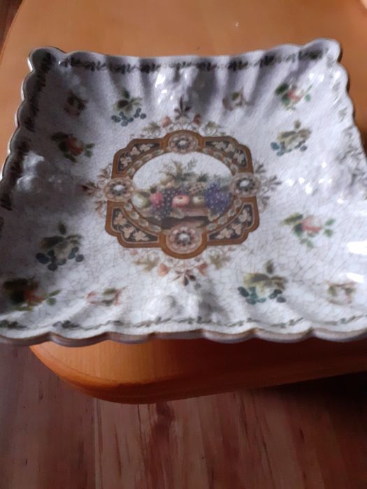 Piekna stara patera szkliwiona o wym.26 cm motyw owocowy na nozkach