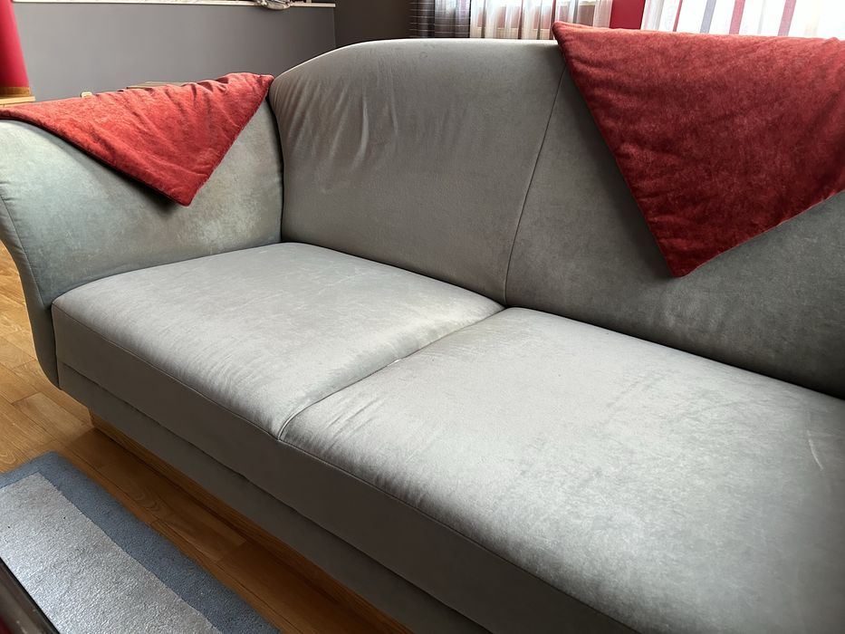 dwie kanapy i dwa fotele