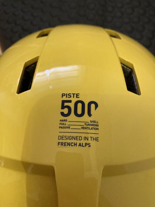 Capacete Sky e Snowboard Wedze