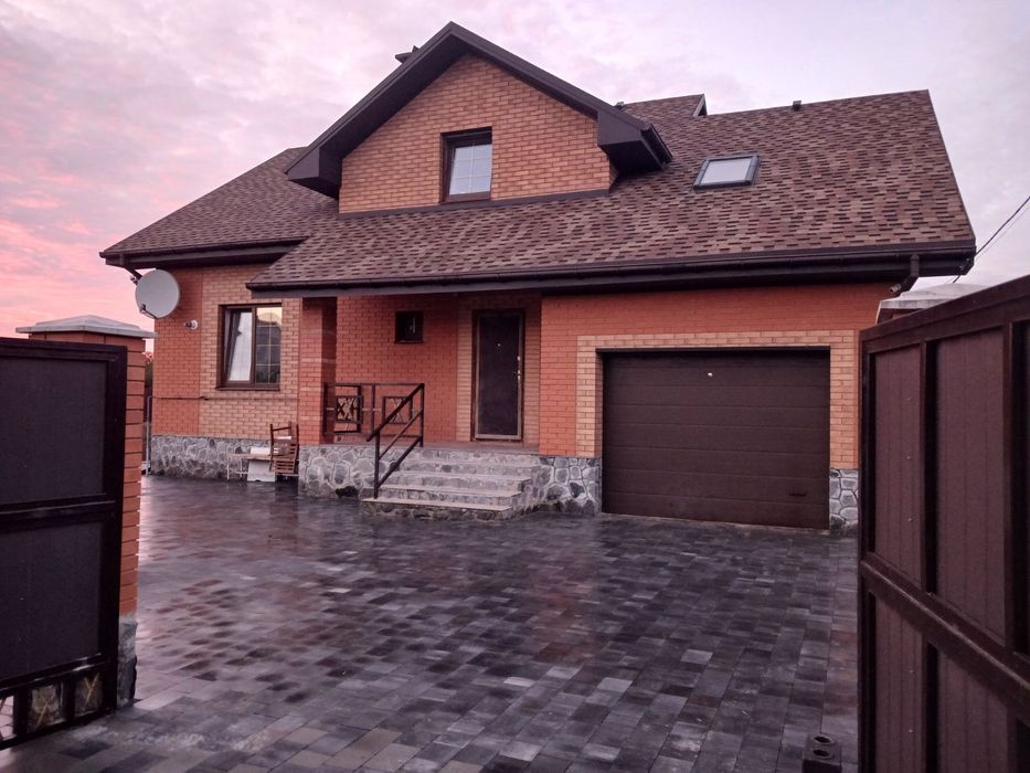 Продам двох поверховий будинок