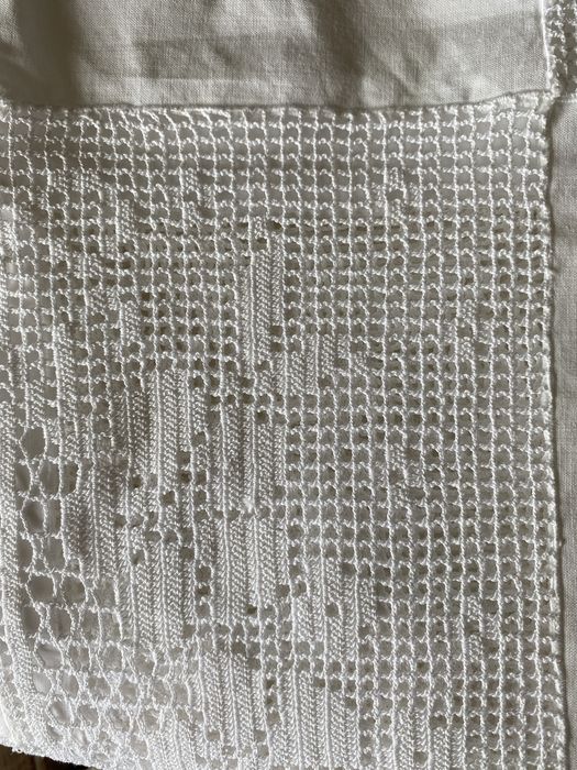 Toalha de mesa bordada c aplicacoes renda feita á mao. Estrear, jantar