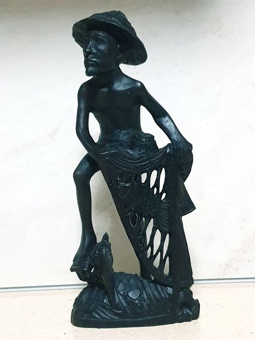 Escultura africana de um pescador em madeira exótica