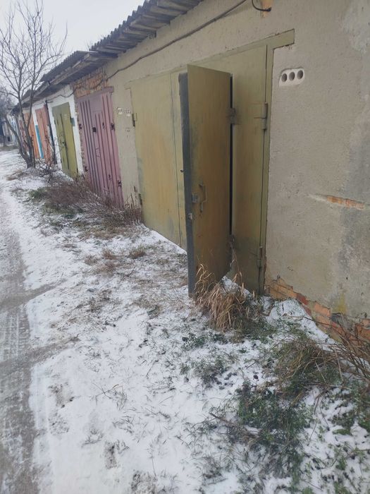 Продам  гараж в металісті