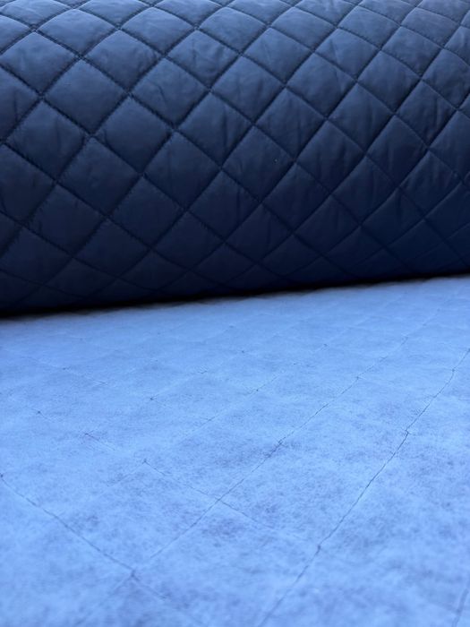 Materiał pikowany granatowy i czarny 150 cm – po 35–40 mb – całe belki
