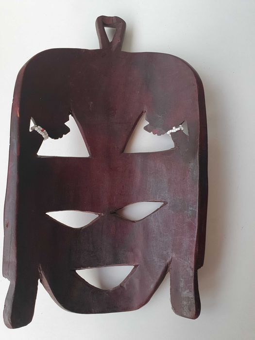 Máscaras e abre-garrafas