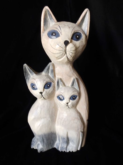 Кошки . Дерево .