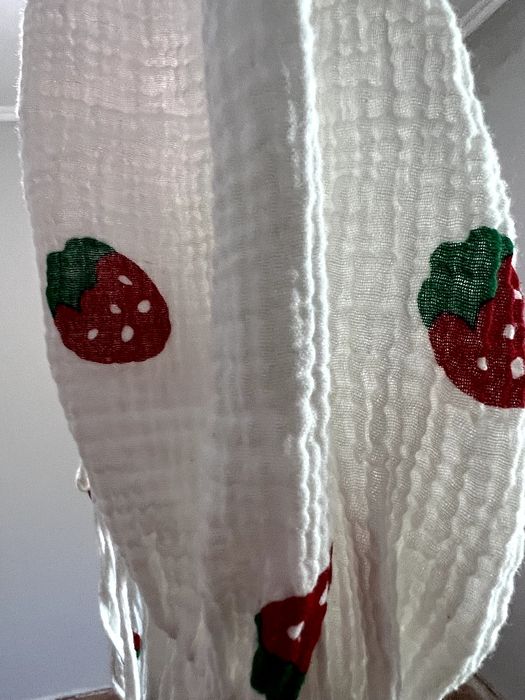 Білий кроп-топ з довгими об'ємними рукавами, прикрашений візерунком